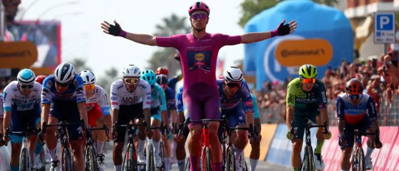 Giro d’Italia, Milan concede il bis sul traguardo di Francavilla. Pogacar resta in maglia rosa