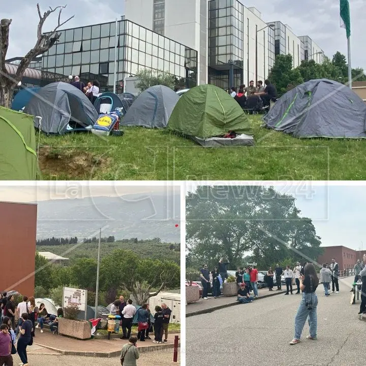 Unical, tende e proteste (pacifiche) per la Palestina. Gli studenti chiedono un’assemblea di Ateneo