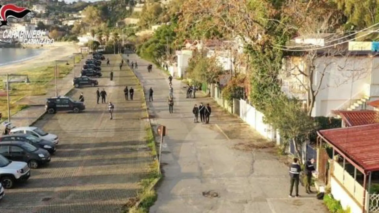 Stalettì, sulla spiaggia di Caminia sgomberate le ultime villette abusive