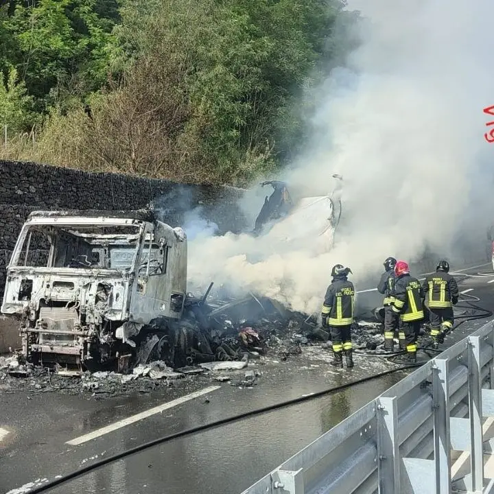 Camion in fiamme sull’A2 all’altezza di Rogliano: traffico bloccato e code chilometriche