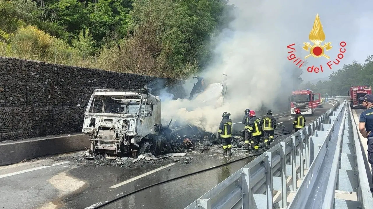 Camion in fiamme sull’A2 all’altezza di Rogliano: traffico bloccato e code chilometriche