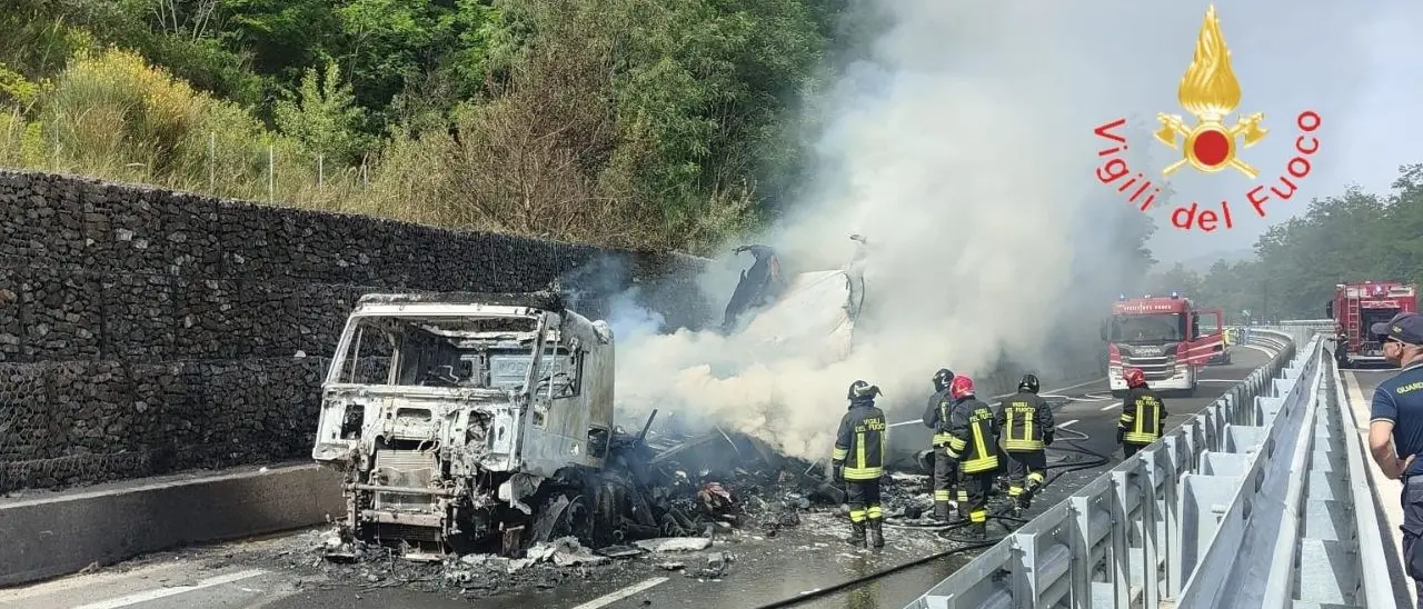 Camion in fiamme sull’A2 all’altezza di Rogliano: traffico bloccato e code chilometriche