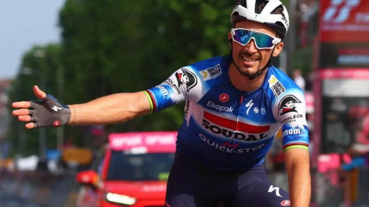 Giro d’Italia, impresa Alaphilippe a Fano: vince dopo 140 km di fuga. Pogacar resta in maglia rosa