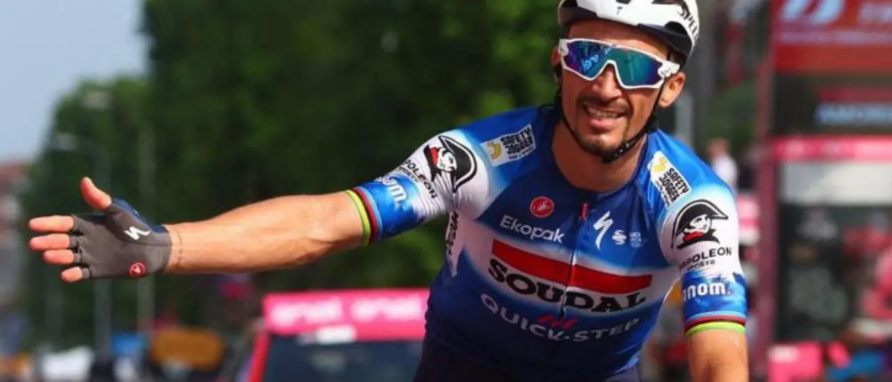 Giro d’Italia, impresa Alaphilippe a Fano: vince dopo 140 km di fuga. Pogacar resta in maglia rosa