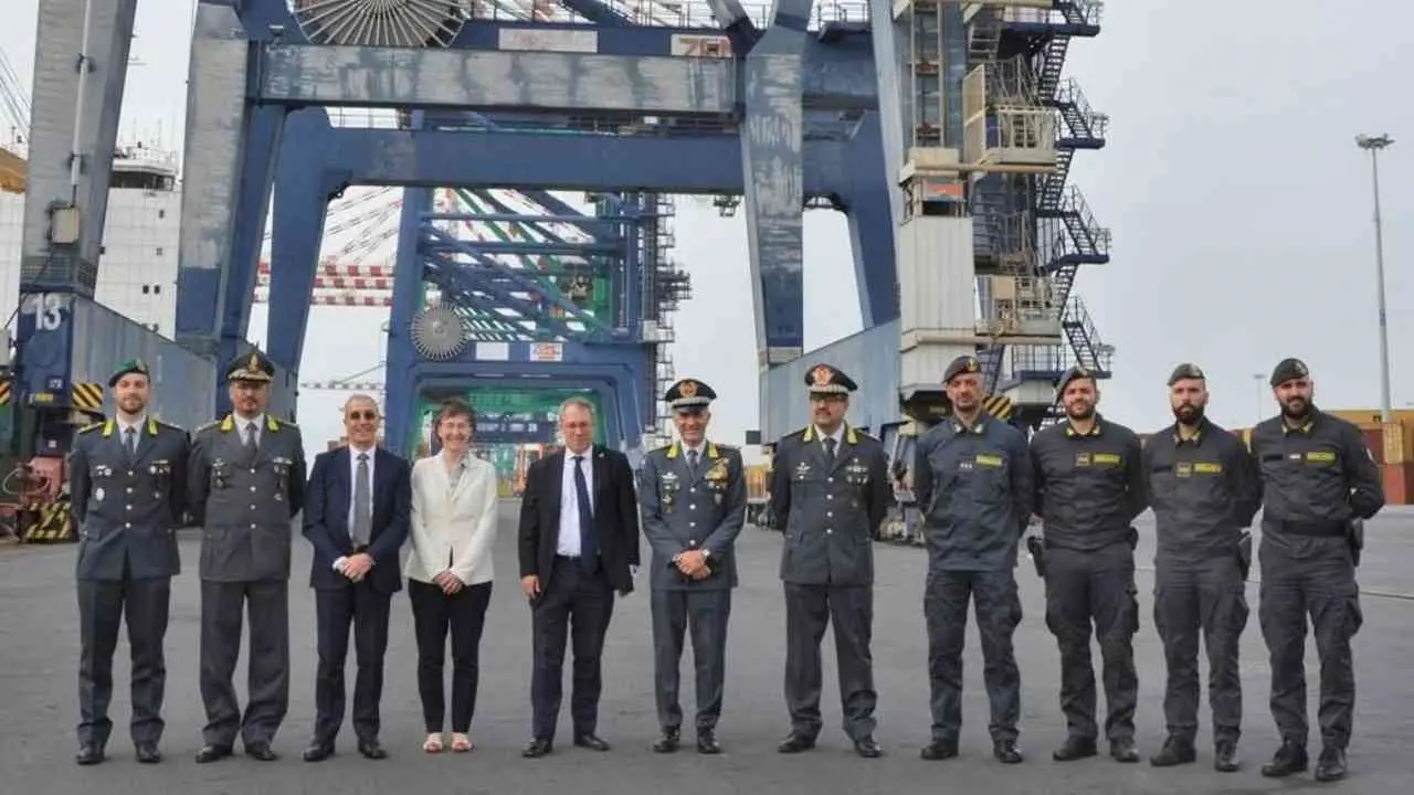 L’ambasciatore britannico in Calabria per testimoniare la collaborazione con la Gdf nel contrasto alla ’ndrangheta