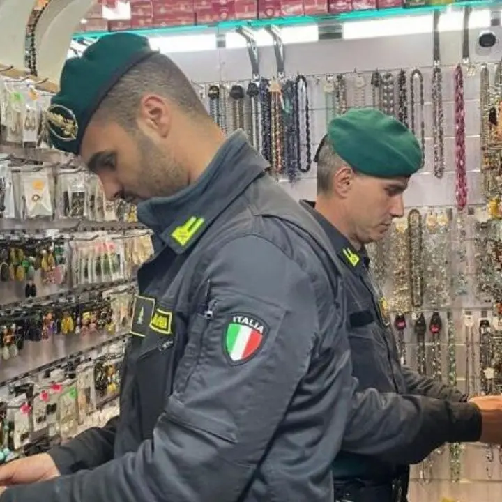 Le fiamme gialle sequestrano oltre 60mila articoli contraffatti e pericolosi nel Catanzarese