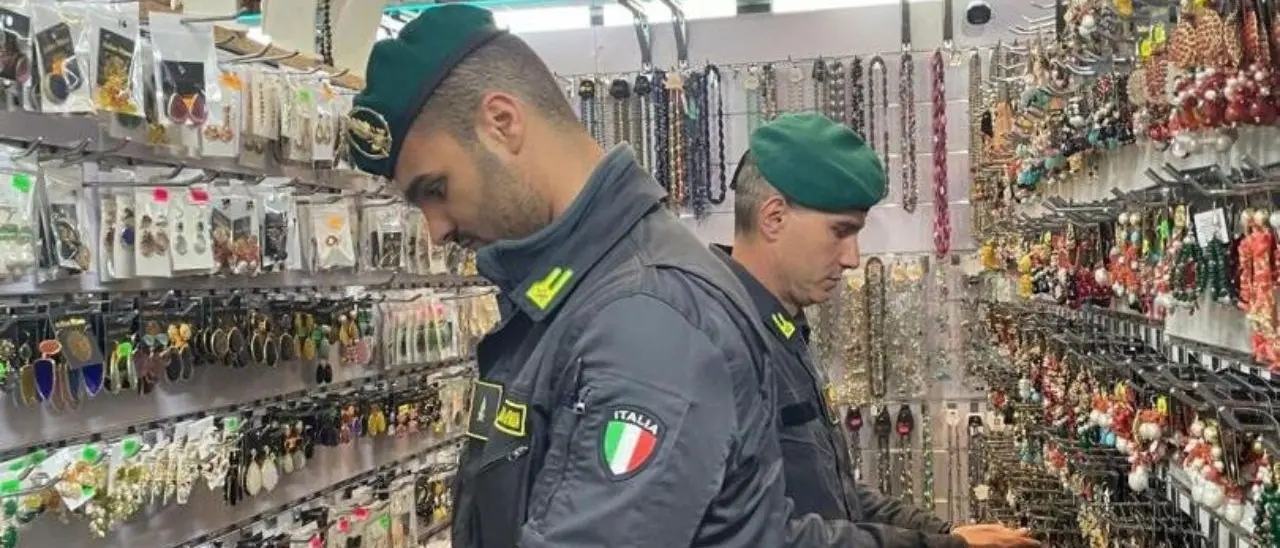 Le fiamme gialle sequestrano oltre 60mila articoli contraffatti e pericolosi nel Catanzarese