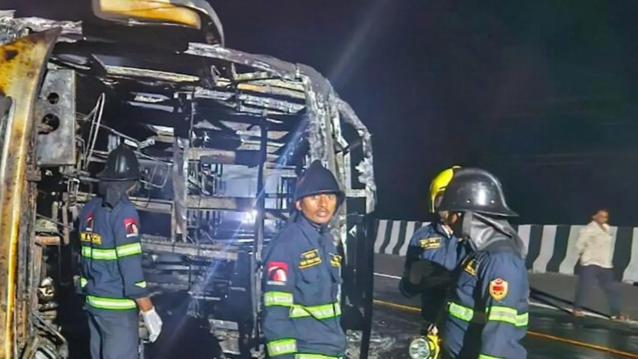 Tragico incidente in India, in fiamme autobus con 60 persone a bordo: otto morti e oltre 20 feriti