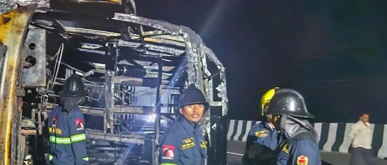 Tragico incidente in India, in fiamme autobus con 60 persone a bordo: otto morti e oltre 20 feriti