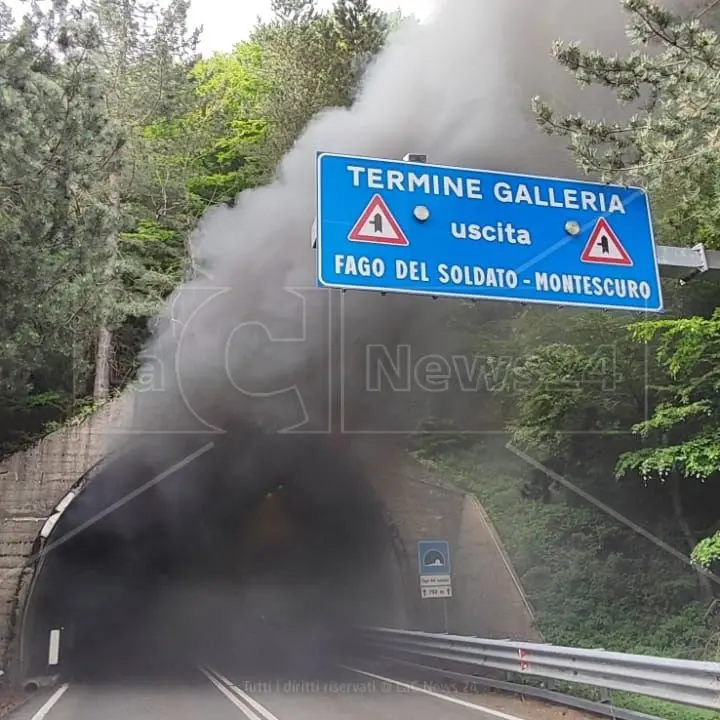 Auto in fiamme nella galleria di Fago del Soldato sulla statale 107 nel Cosentino: nessun ferito