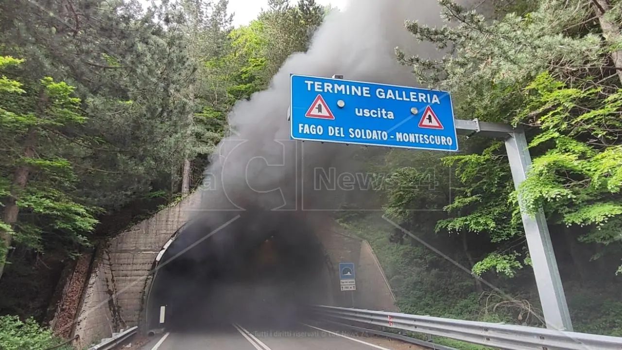 Auto in fiamme nella galleria di Fago del Soldato sulla statale 107 nel Cosentino: nessun ferito