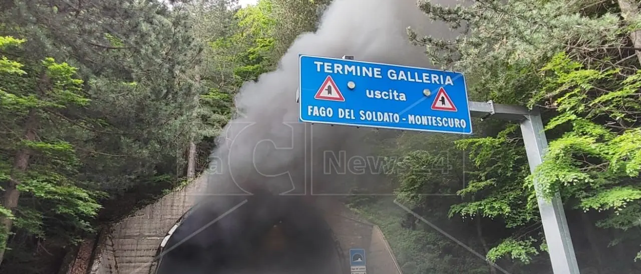Auto in fiamme nella galleria di Fago del Soldato sulla statale 107 nel Cosentino: nessun ferito