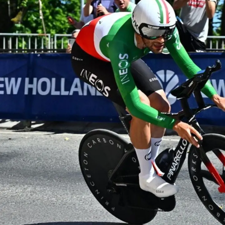 Giro d’Italia, finalmente Ganna nella crono di Desenzano del Garda. Pogacar arriva secondo e allunga in classifica