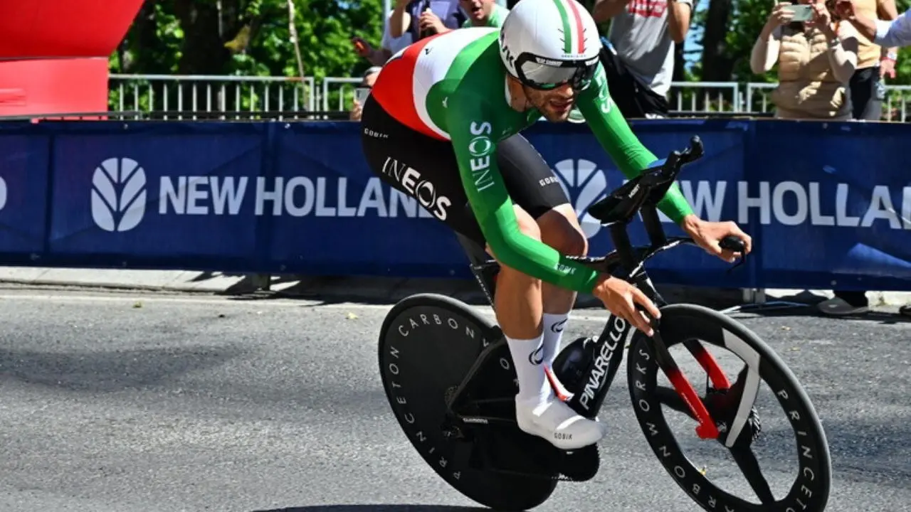 Giro d’Italia, finalmente Ganna nella crono di Desenzano del Garda. Pogacar arriva secondo e allunga in classifica