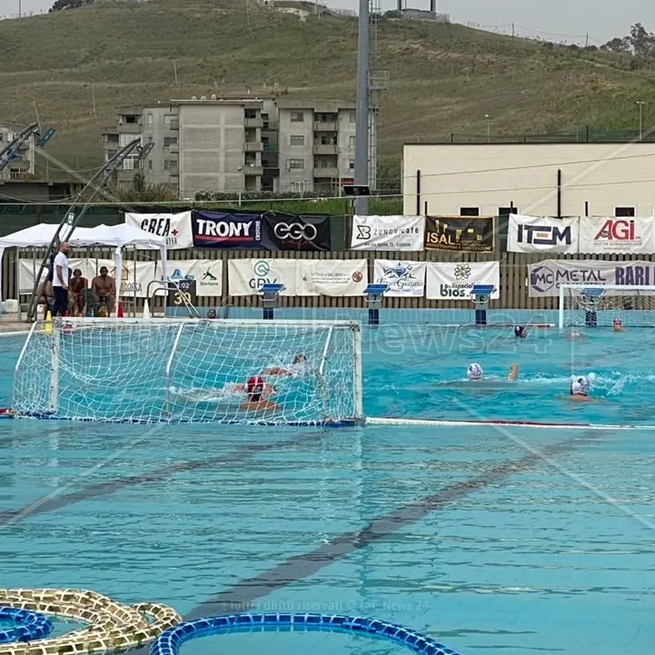 Crotone, la Rari Nantes vince la prima sfida nei play off per volare in serie A1: battuta Chiavari ai rigori