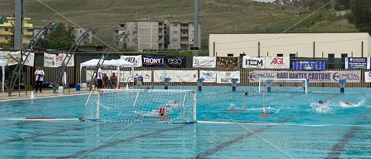 Crotone, la Rari Nantes vince la prima sfida nei play off per volare in serie A1: battuta Chiavari ai rigori