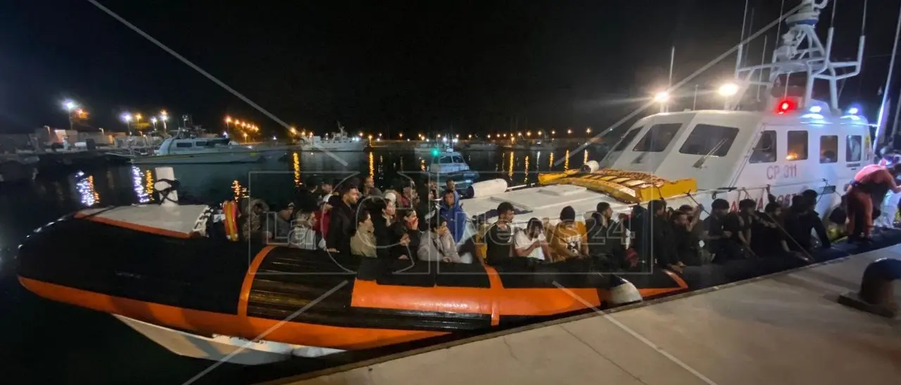 Migranti, riprendono gli sbarchi nella Locride: soccorse 39 persone a Roccella