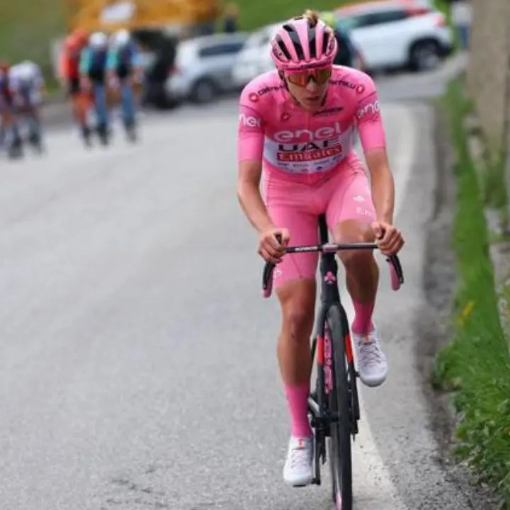 Giro d’Italia, epico Pogacar a Livigno: riprende tutti in salita, vince e mette il sigillo sulla vittoria finale