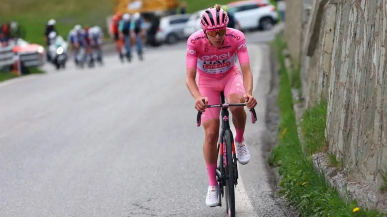 Giro d’Italia, epico Pogacar a Livigno: riprende tutti in salita, vince e mette il sigillo sulla vittoria finale