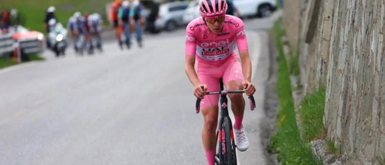 Giro d’Italia, epico Pogacar a Livigno: riprende tutti in salita, vince e mette il sigillo sulla vittoria finale