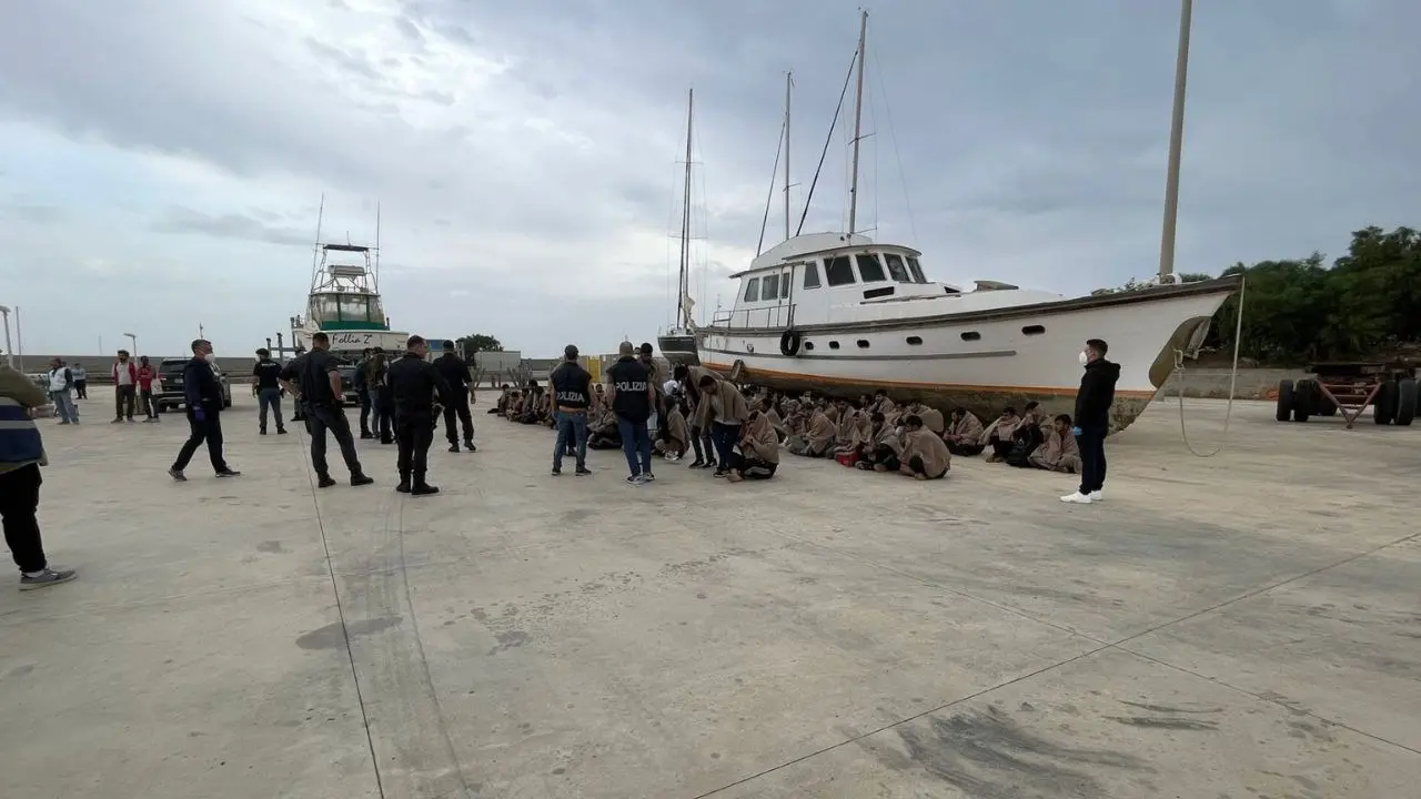 Tre sbarchi di migranti in meno di 24 a Roccella Ionica: soccorse in totale 137 persone