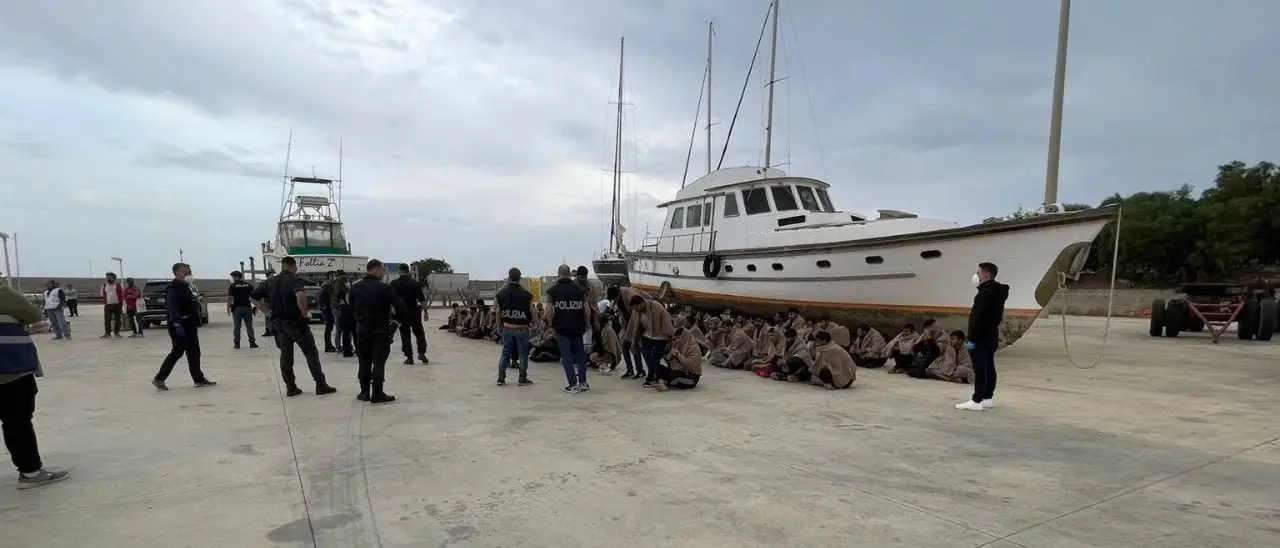 Tre sbarchi di migranti in meno di 24 a Roccella Ionica: soccorse in totale 137 persone