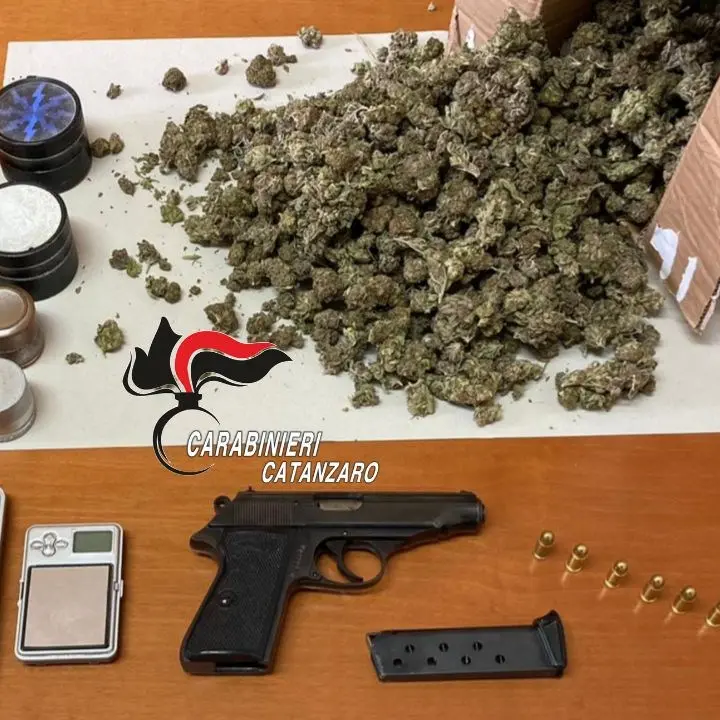 Trovato con una pistola clandestina e droga dai carabinieri: arrestato un 22enne nel Catanzarese