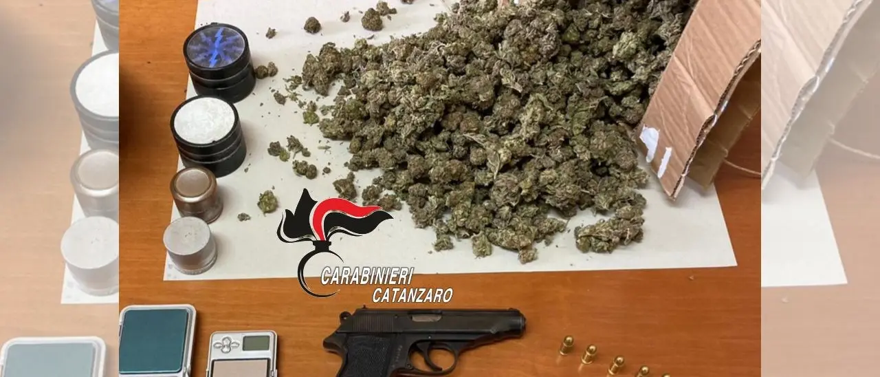 Trovato con una pistola clandestina e droga dai carabinieri: arrestato un 22enne nel Catanzarese