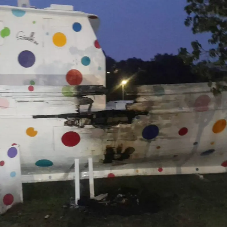 Crotone, incendiata l’opera dell’artista Sirelli realizzata in ricordo delle vittime del naufragio