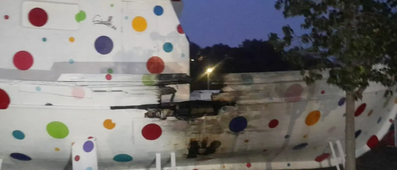 Crotone, incendiata l’opera dell’artista Sirelli realizzata in ricordo delle vittime del naufragio