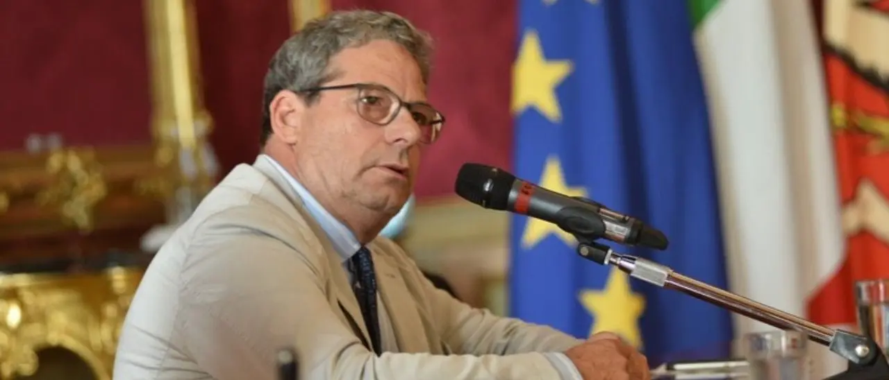 Con l’auto blu avrebbe portato anche il gatto dal veterinario, divieto di dimora per Gianfranco Micciché (Fi)