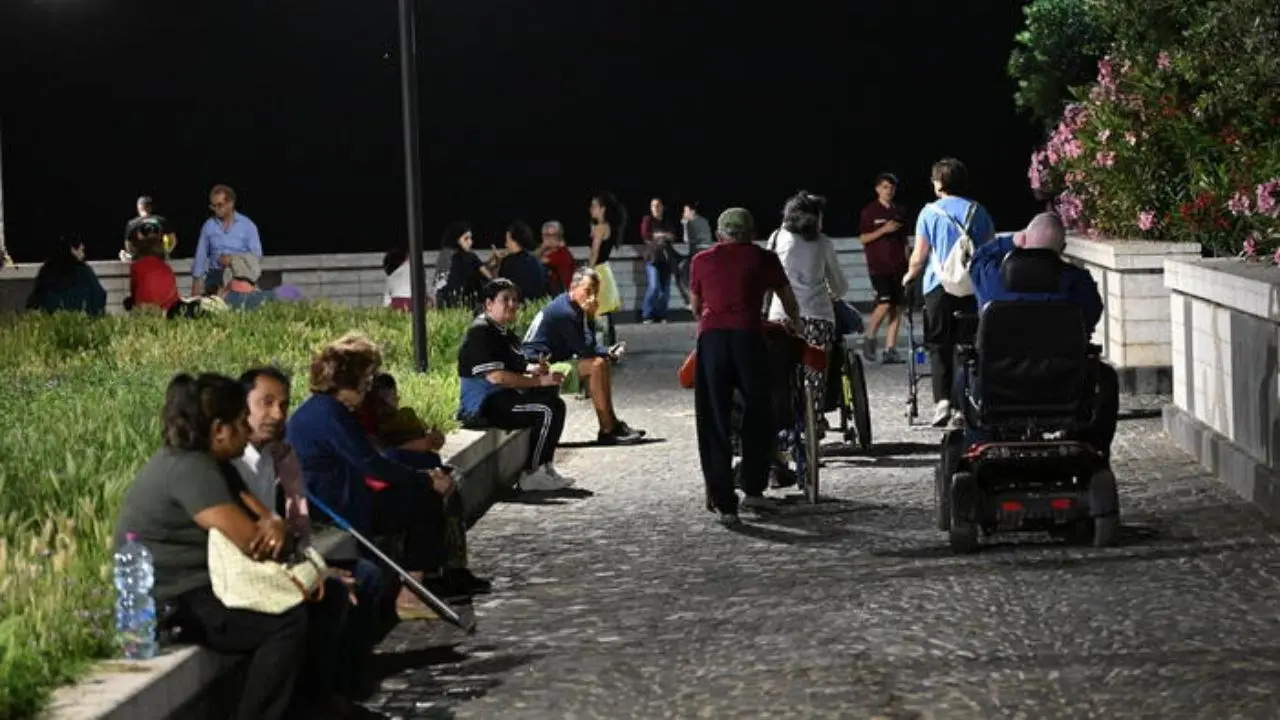 Terremoti ai Campi Flegrei, 150 scosse in poche ore. Il sisma di magnitudo 4.4 è il più forte dal 1980: avvertito anche a Napoli