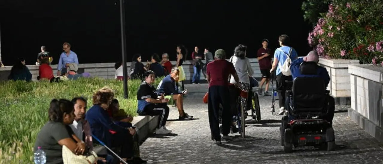 Terremoti ai Campi Flegrei, 150 scosse in poche ore. Il sisma di magnitudo 4.4 è il più forte dal 1980: avvertito anche a Napoli