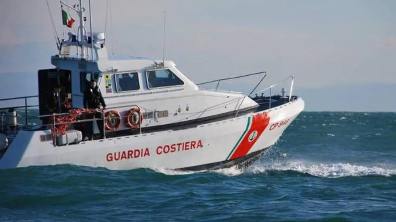 Migranti, riprendono gli sbarchi a Crotone: in 48 soccorsi a bordo di un veliero alla deriva