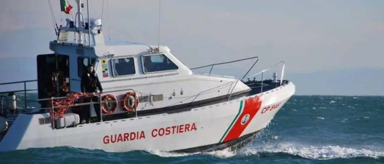 Migranti, riprendono gli sbarchi a Crotone: in 48 soccorsi a bordo di un veliero alla deriva