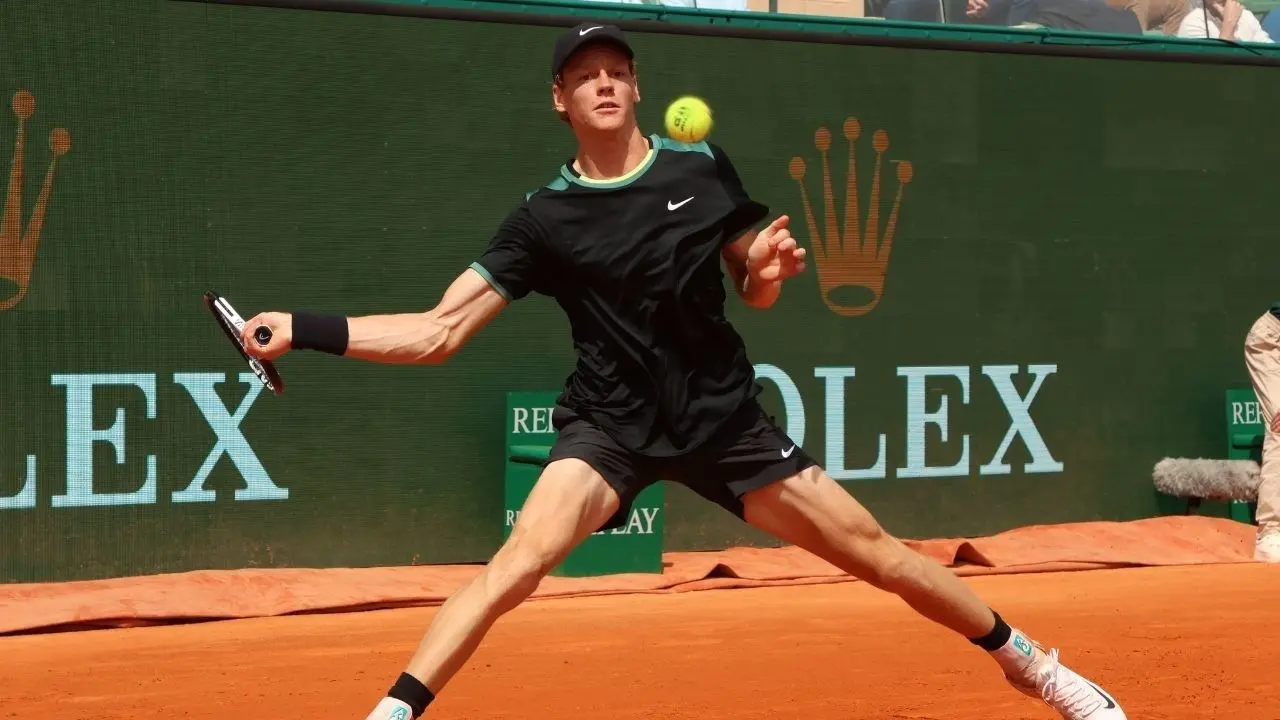 Tennis, Sinner vola al Roland Garros: parte la caccia al numero uno al mondo