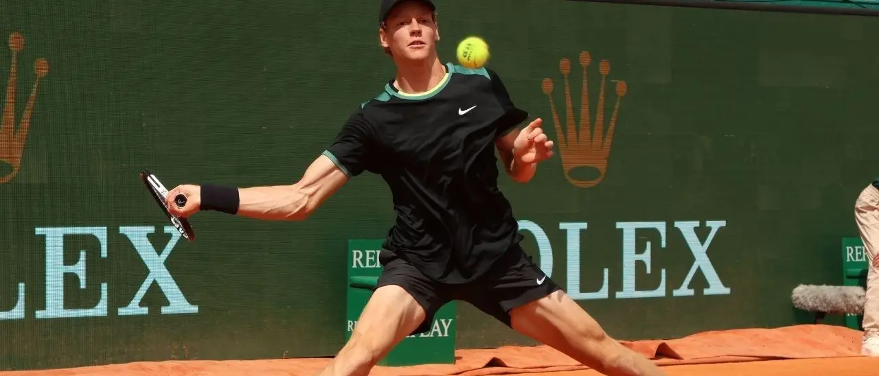 Tennis, Sinner vola al Roland Garros: parte la caccia al numero uno al mondo