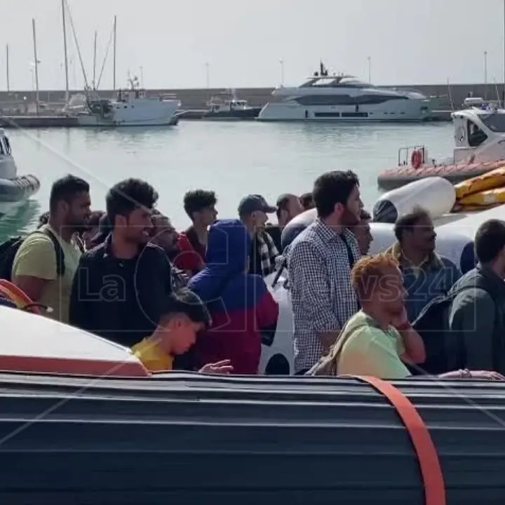 Nuovo sbarco a Roccella Ionica: in 57 soccorsi in mare e condotti fino al porto, tra loro 12 minori