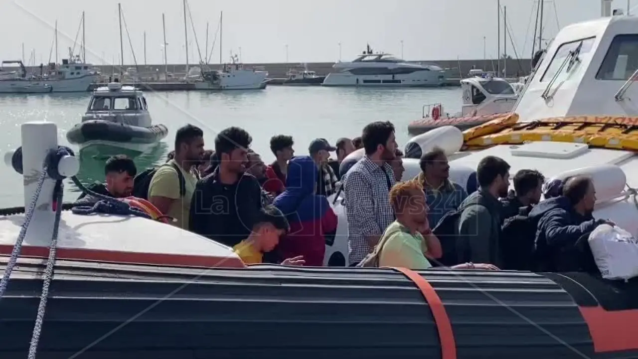 Nuovo sbarco a Roccella Ionica: in 57 soccorsi in mare e condotti fino al porto, tra loro 12 minori