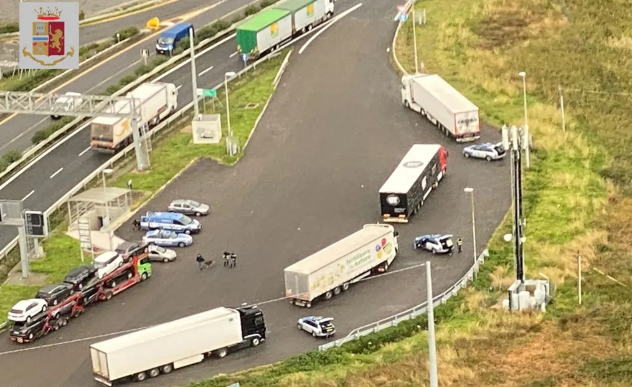 Controlli sui mezzi pesanti in transito lungo le strade calabresi, 175 multe e 4 patenti ritirate