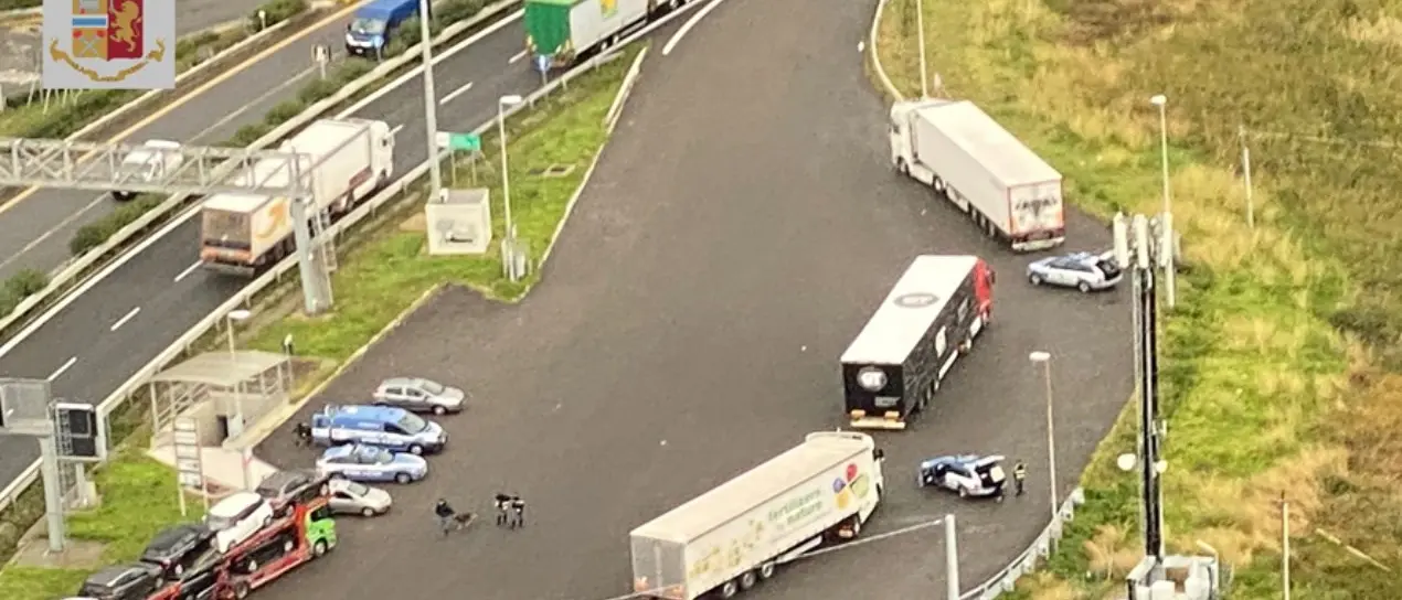 Controlli sui mezzi pesanti in transito lungo le strade calabresi, 175 multe e 4 patenti ritirate