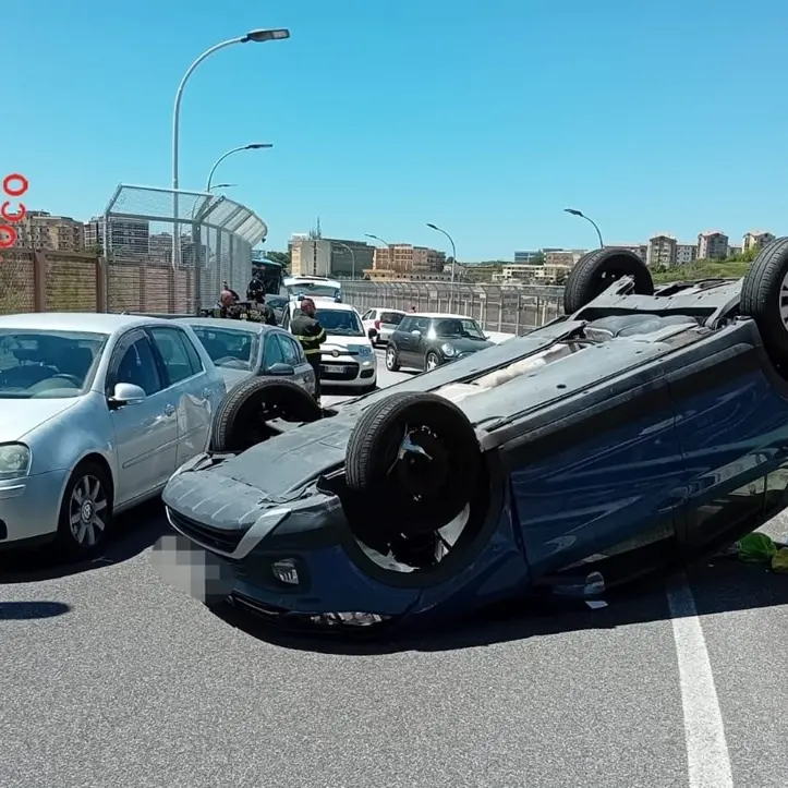 Catanzaro, auto si ribalta sul ponte Bisantis: ferito il conducente, disagi al traffico