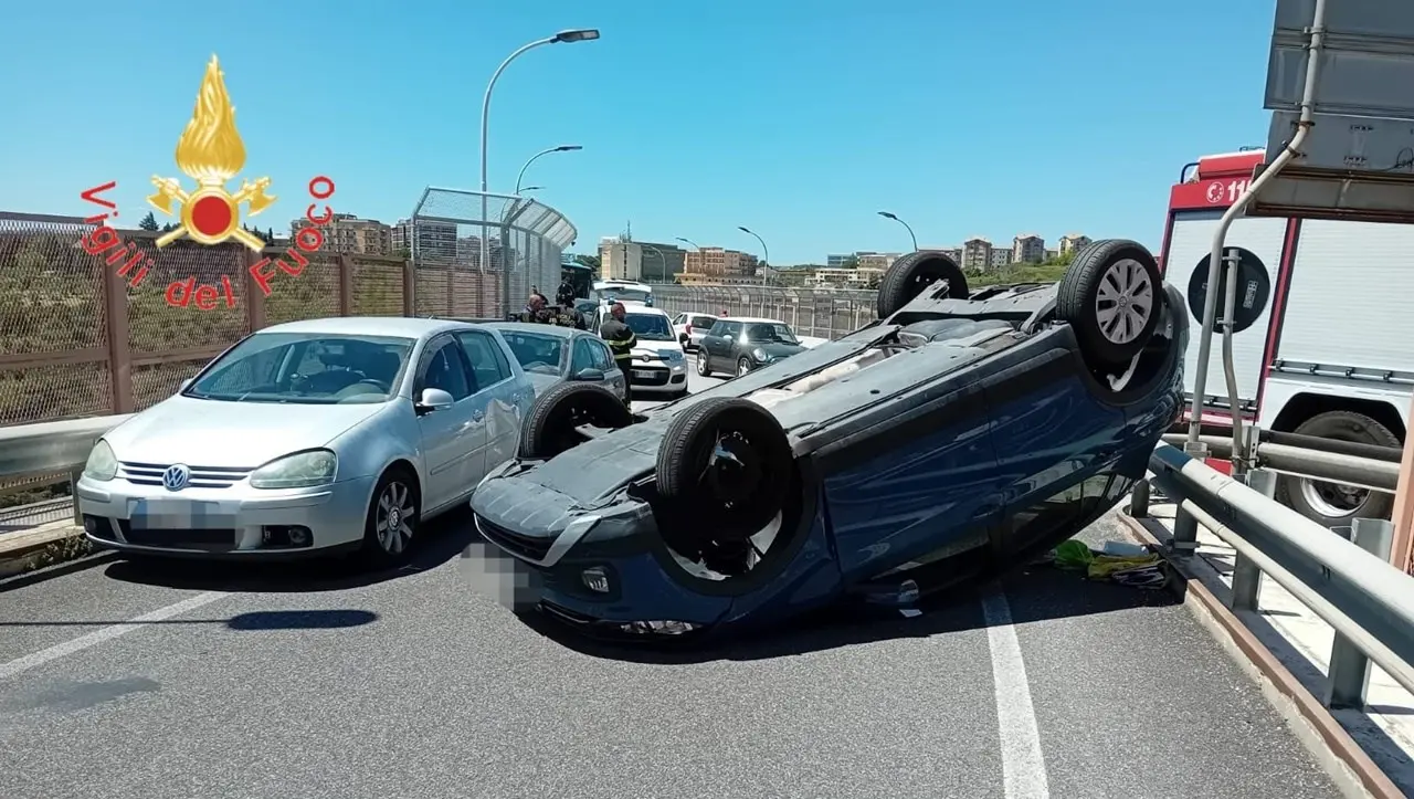 Catanzaro, auto si ribalta sul ponte Bisantis: ferito il conducente, disagi al traffico