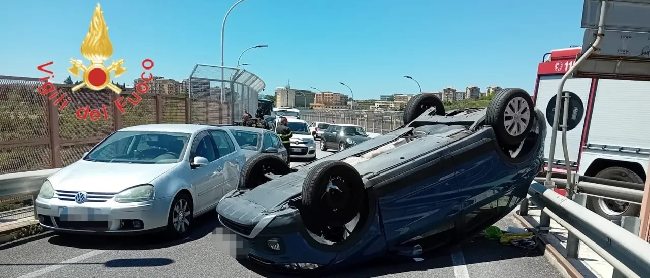 Catanzaro, auto si ribalta sul ponte Bisantis: ferito il conducente, disagi al traffico