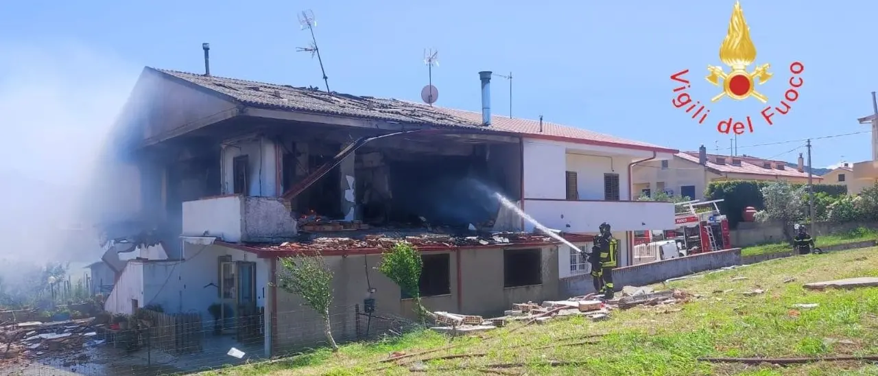Esplosione in un’abitazione di Martelletto, un ferito: forse una fuga di gas la causa