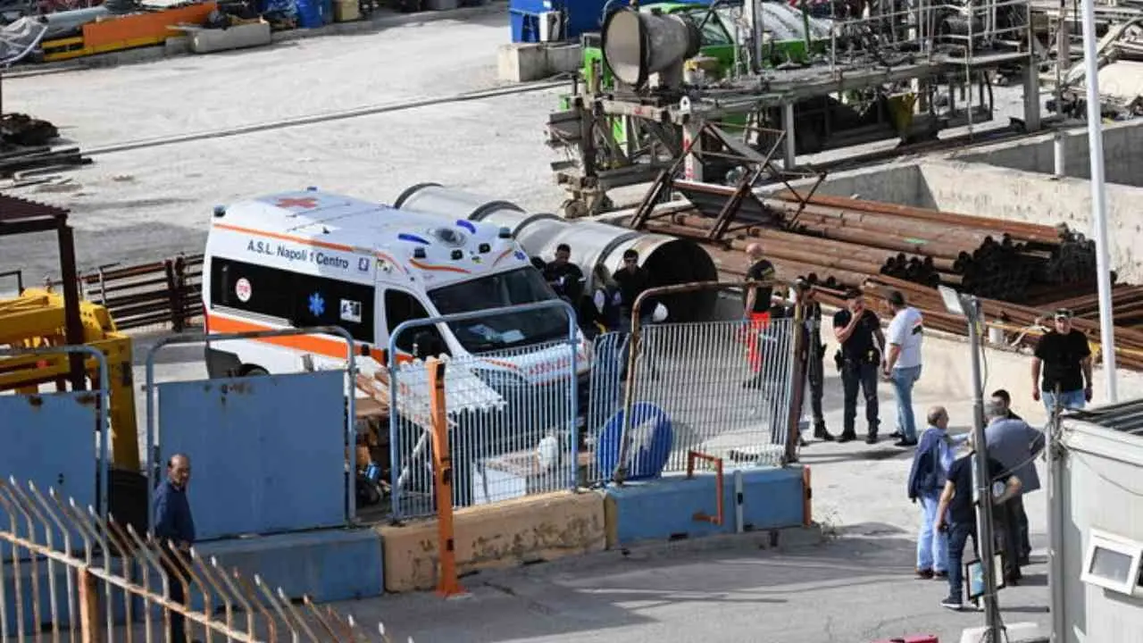 Incidente in un cantiere della metro di Napoli: morto un operaio di 63 anni, altri due feriti