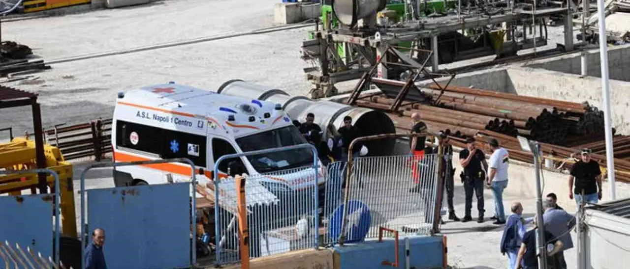 Incidente in un cantiere della metro di Napoli: morto un operaio di 63 anni, altri due feriti