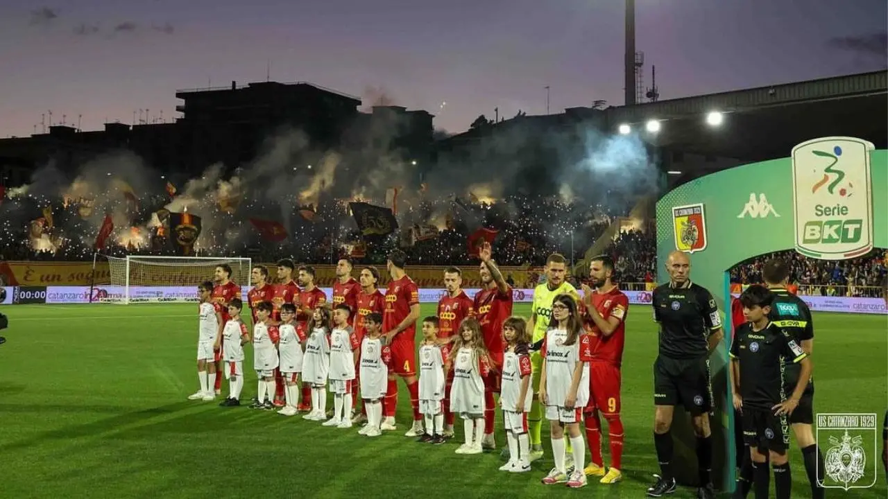 Ma quale Messi! I bambini vogliono la maglia di Iemmello: il Catanzaro highlander è spettacolo puro