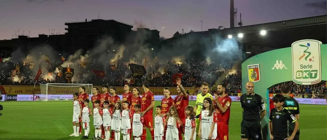 Ma quale Messi! I bambini vogliono la maglia di Iemmello: il Catanzaro highlander è spettacolo puro