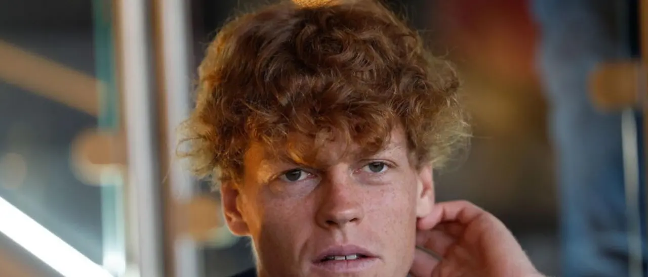 Sinner si allena a Parigi e scioglie le riserve: giocherà il Roland Garros